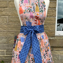 Load image into Gallery viewer, Apron - Floral Friends - Kitsch-ina - Retro style pinny