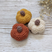 Load image into Gallery viewer, Crochet Amigurami Mini Pumpkin set of 3 - CuddlingaCactus