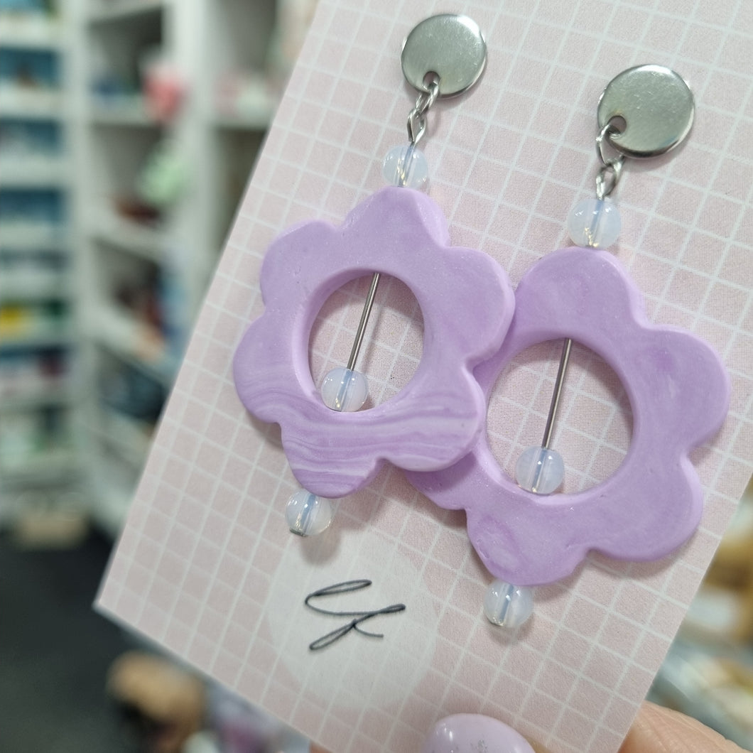 Lilac/Purple floral dangle earrings - Polymer clay - Laura Fernandez Designs