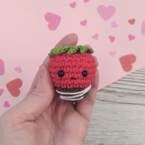 Crochet amigurami Strawberry keyring - CuddlingaCactus