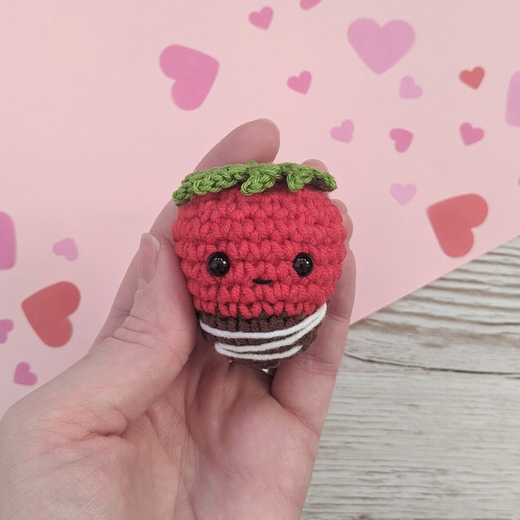 Crochet amigurami Strawberry keyring - CuddlingaCactus