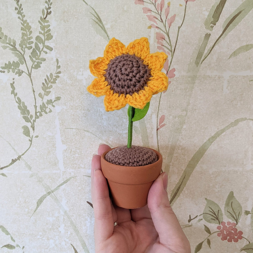 Crochet amigurami Sunflower in pot - CuddlingaCactus